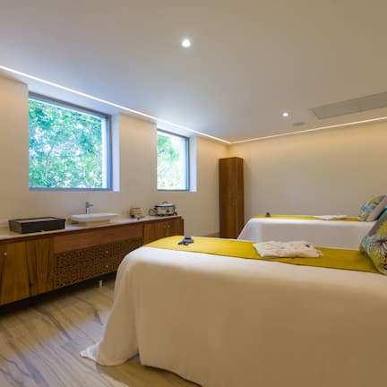 Couples treatment rooms, body treatments, aromatherapy