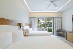 Habitación de lujo, 2 camas dobles, vistas al jardín | Ropa de cama de alta calidad, caja fuerte, decoración individual