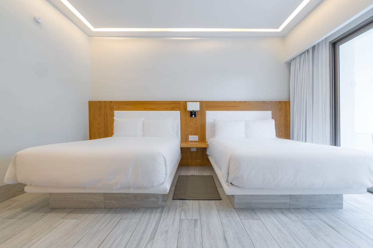 Habitación superior, 2 camas Queen size, tina | 1 habitación y ropa de cama de alta calidad