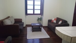 Family Suite, Mixed Dorm, Private Bathroom, Tower | Living room | TV - Casa Vista Hermosa (Quito)