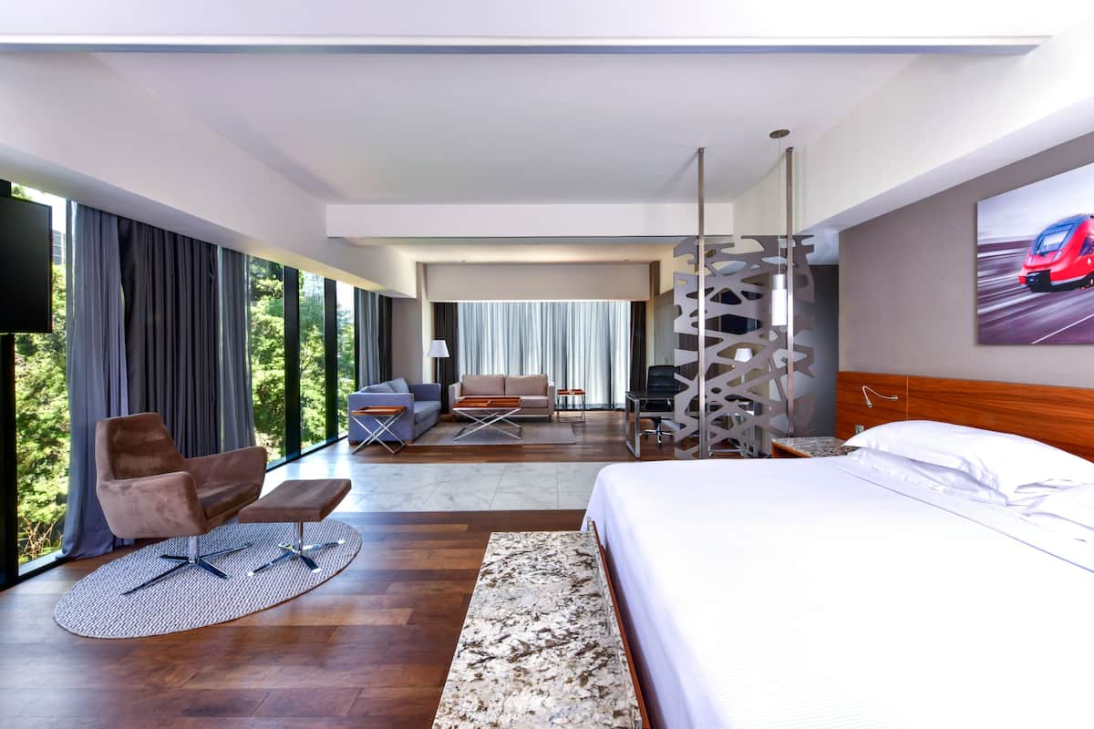 Edredón, caja de seguridad en la habitación y muebles diferentes