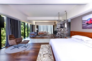 Cubrecamas, caja de seguridad en la habitación y muebles diferentes 