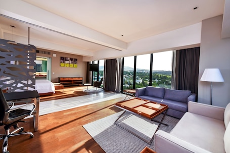 Edredón, caja de seguridad en la habitación y muebles diferentes . Krystal Grand Suites Insurgentes