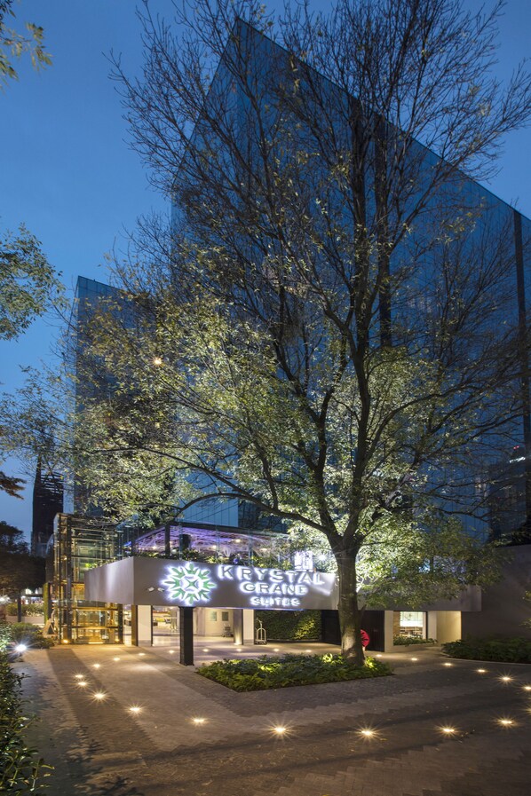 Front of property – evening/night - Krystal Grand Suites Insurgentes (Mexico City)