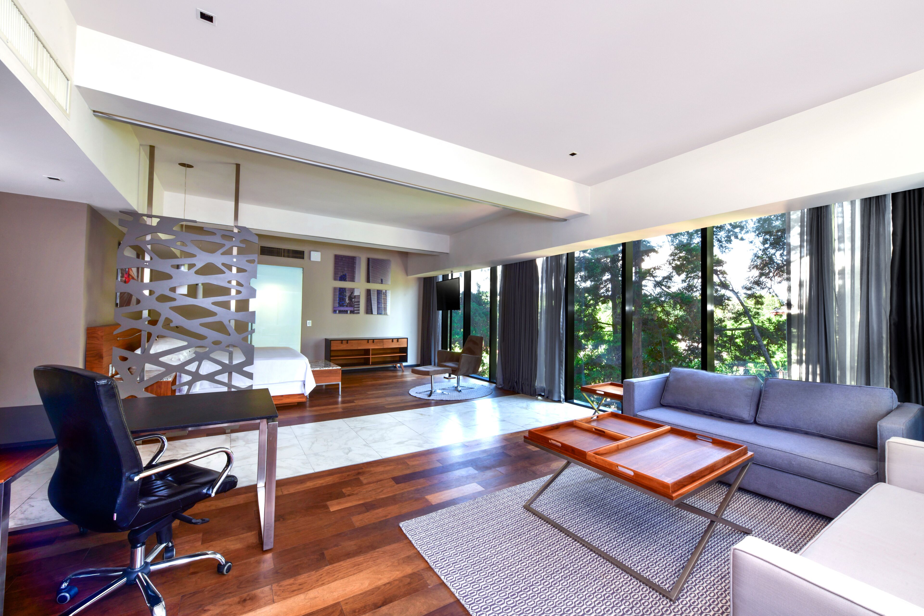 Edredón, caja de seguridad en la habitación y muebles diferentes 