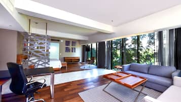 Edredón, caja de seguridad en la habitación y muebles diferentes