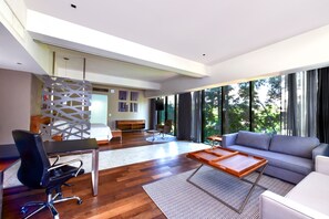 Edredón, caja de seguridad en la habitación y muebles diferentes 