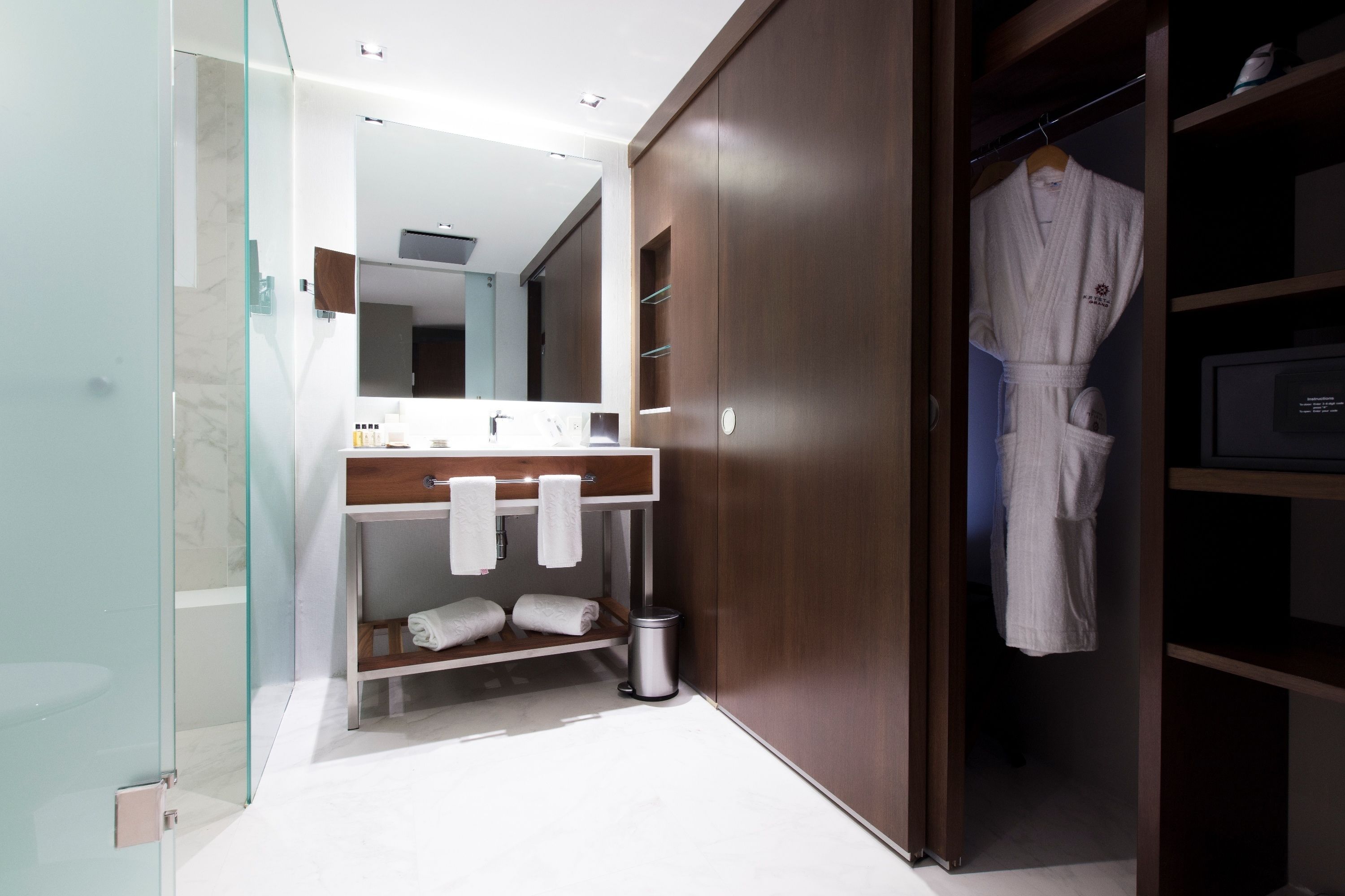 combined shower/bathtub, rainfall showerhead, free toiletries