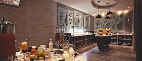 Daily cooked-to-order breakfast (MXN 299 per person)