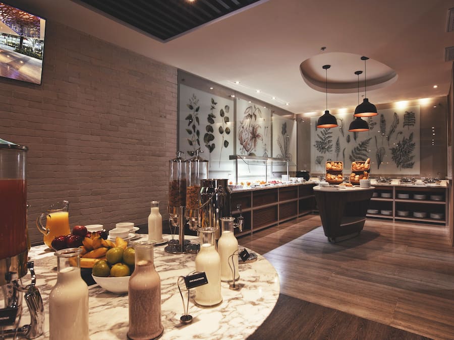 Daily cooked-to-order breakfast (MXN 299 per person)