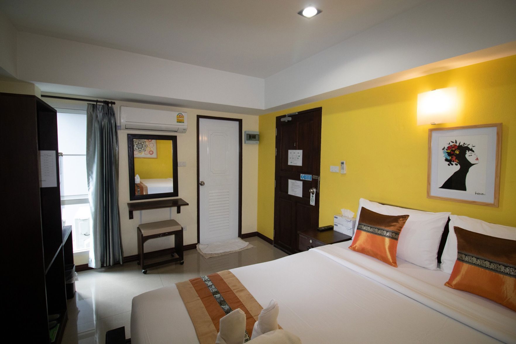Free WiFi, bed sheets