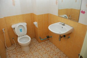 Shower, free toiletries, towels - Nuttasit Apartment (Ban Lat)