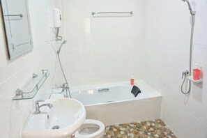 Double Room with Bathtub, Garden View | Salle de bain | Douche, articles de toilette gratuits, sèche-cheveux
