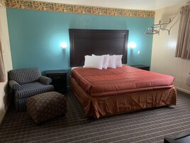 Quarto standard, 1 cama King, para fumantes | Wi-Fi de cortesia, roupa de cama