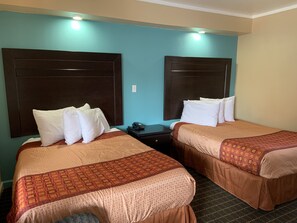 Standard Room, 2 Double Beds, Non Smoking | Free WiFi, bed sheets - Best Motel (Toledo)