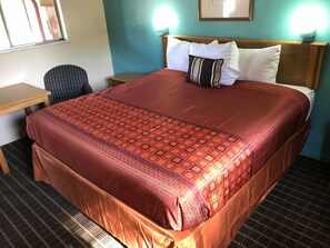 Standard Room, 1 King Bed, Non Smoking | Free WiFi, bed sheets - Best Motel (Toledo)