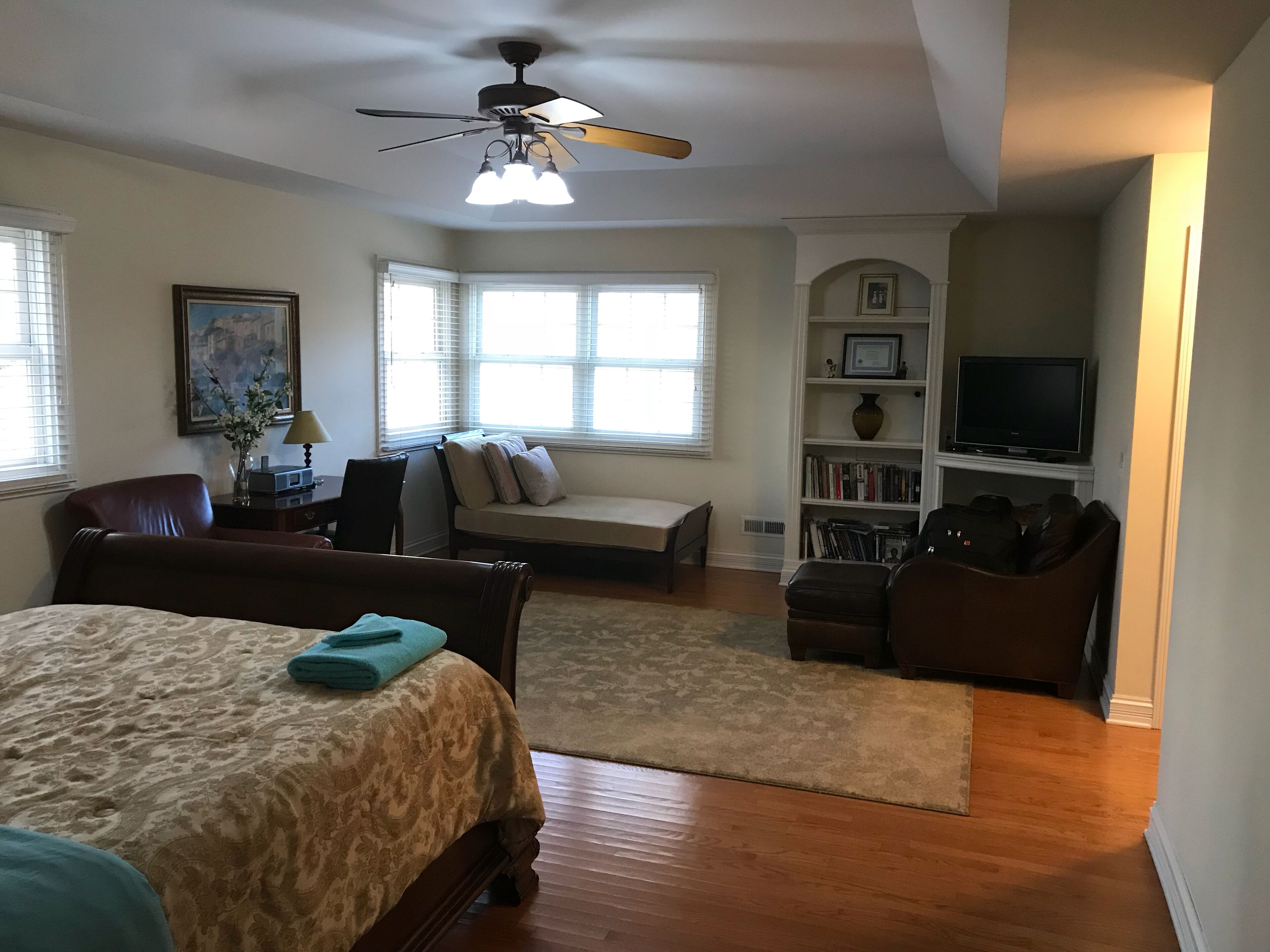 3 bedrooms, iron/ironing board, WiFi, bed sheets