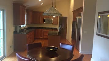 Micro-ondes, lave-vaisselle, cafetiĂšre/bouilloire