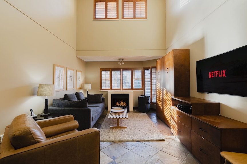 Prime Year Round Location Ski In/out From Glacier Lodge At The Blackcomb Base - Whistler