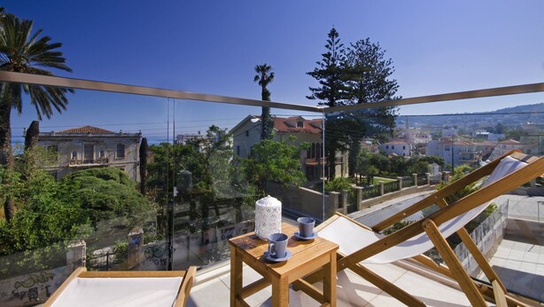 Ein Balkon mit Blick auf eine Stadtlandschaft, einschließlich Gebäude und Bäume.