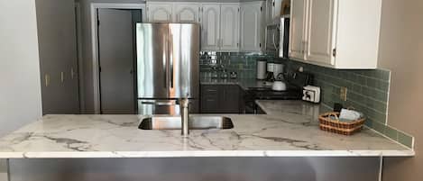 Fridge, microwave, stovetop, dishwasher