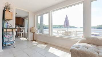 Smart TV, books, stereo