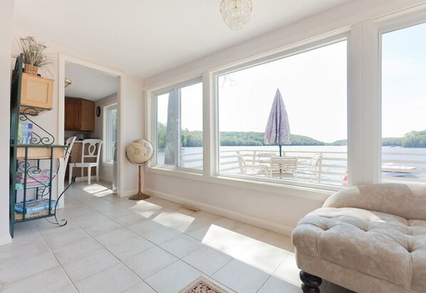 Téléviseur connecté, livres, chaßne audio