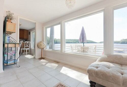 Social Distancing Haven on Oxoboxo Lake.  Direct Lakefront