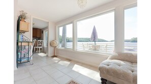 Smart TV, books, stereo