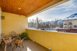 Outdoor dining - River's Echo Downtown Leavenworth Condo Vacation Rental, Mountain View for 6 (Leavenworth)