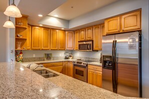 Fridge, microwave, oven, stovetop - River's Echo Downtown Leavenworth Condo Vacation Rental, Mountain View for 6 (Leavenworth)