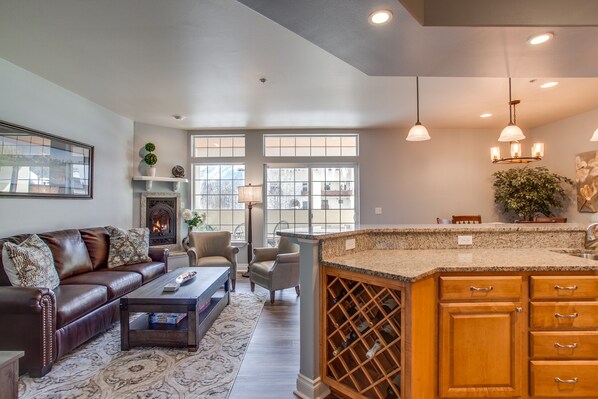 Interior - River's Echo Downtown Leavenworth Condo Vacation Rental, Mountain View for 6 (Leavenworth)