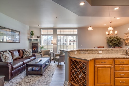 River's Echo Downtown Leavenworth Condo Vacation Rental, Mountain View for 6