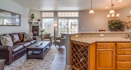 River's Echo Downtown Leavenworth Condo Vacation Rental, Mountain View for 6