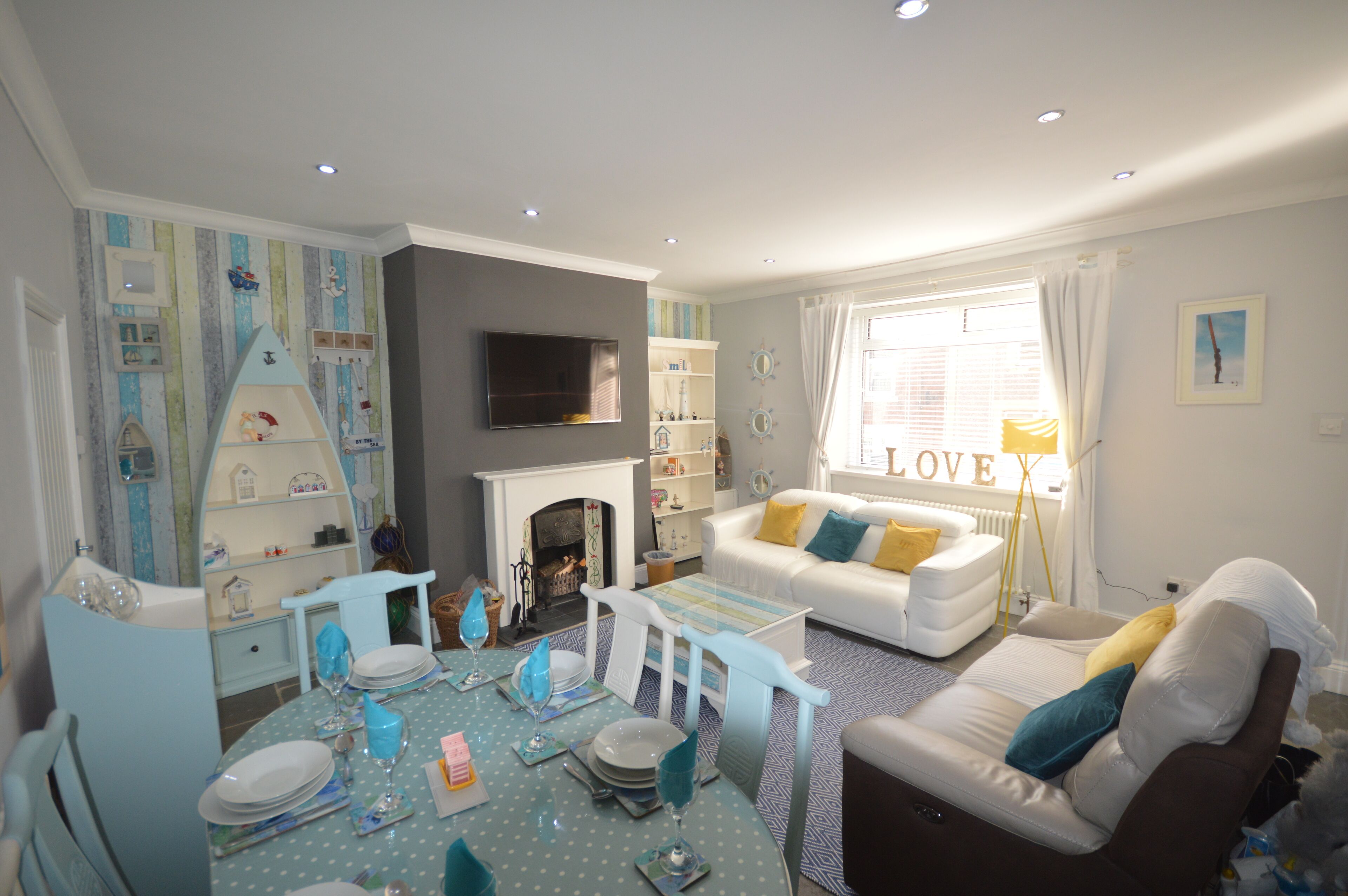 Fernseher, Kamin, DVD-Player