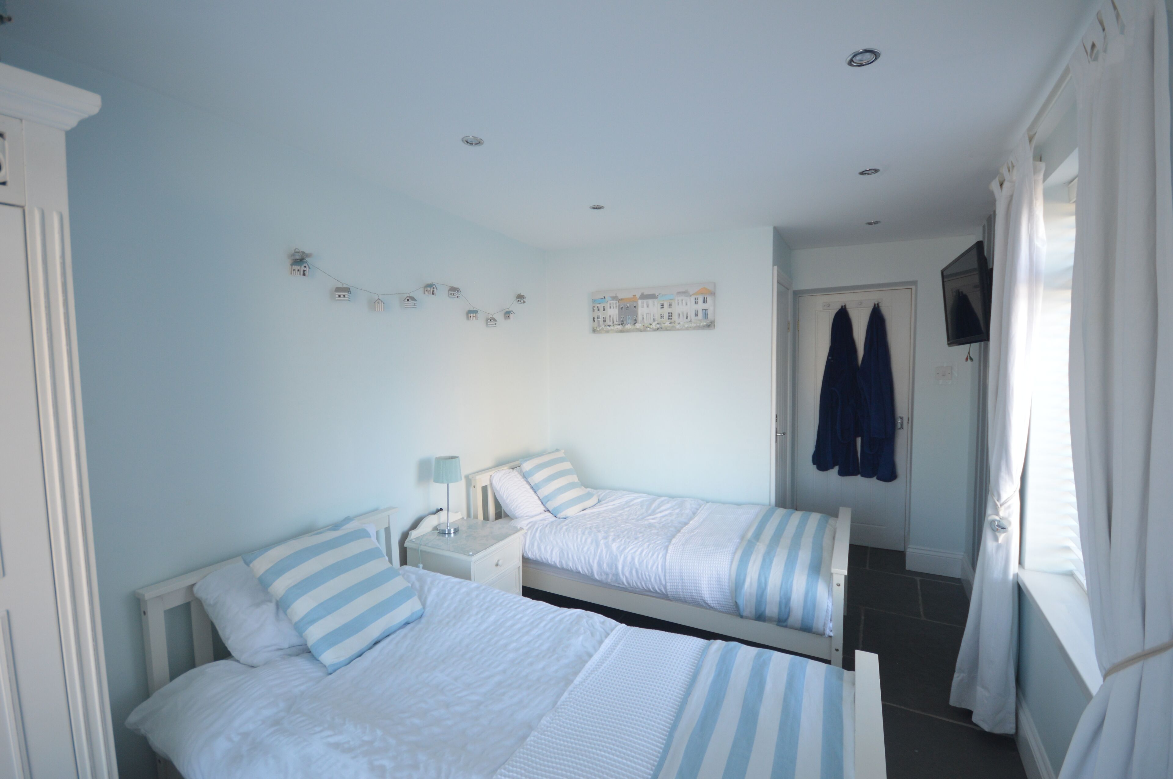 3 slaapkamers, een strijkplank/strijkijzer, gratis wifi, beddengoed