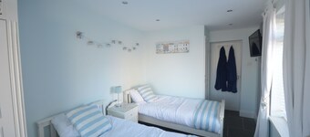 SANDRIDGE VAKRE SANDSTONEHUS MED HAVSVISNINGER