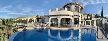 Luxury 5* Villa - 4 Bedrooms - Stunning Sea Views - Private Pool
