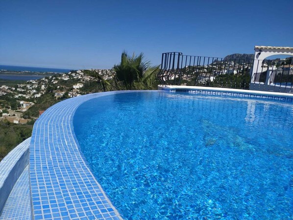 Piscine extérieure, piscine chauffée