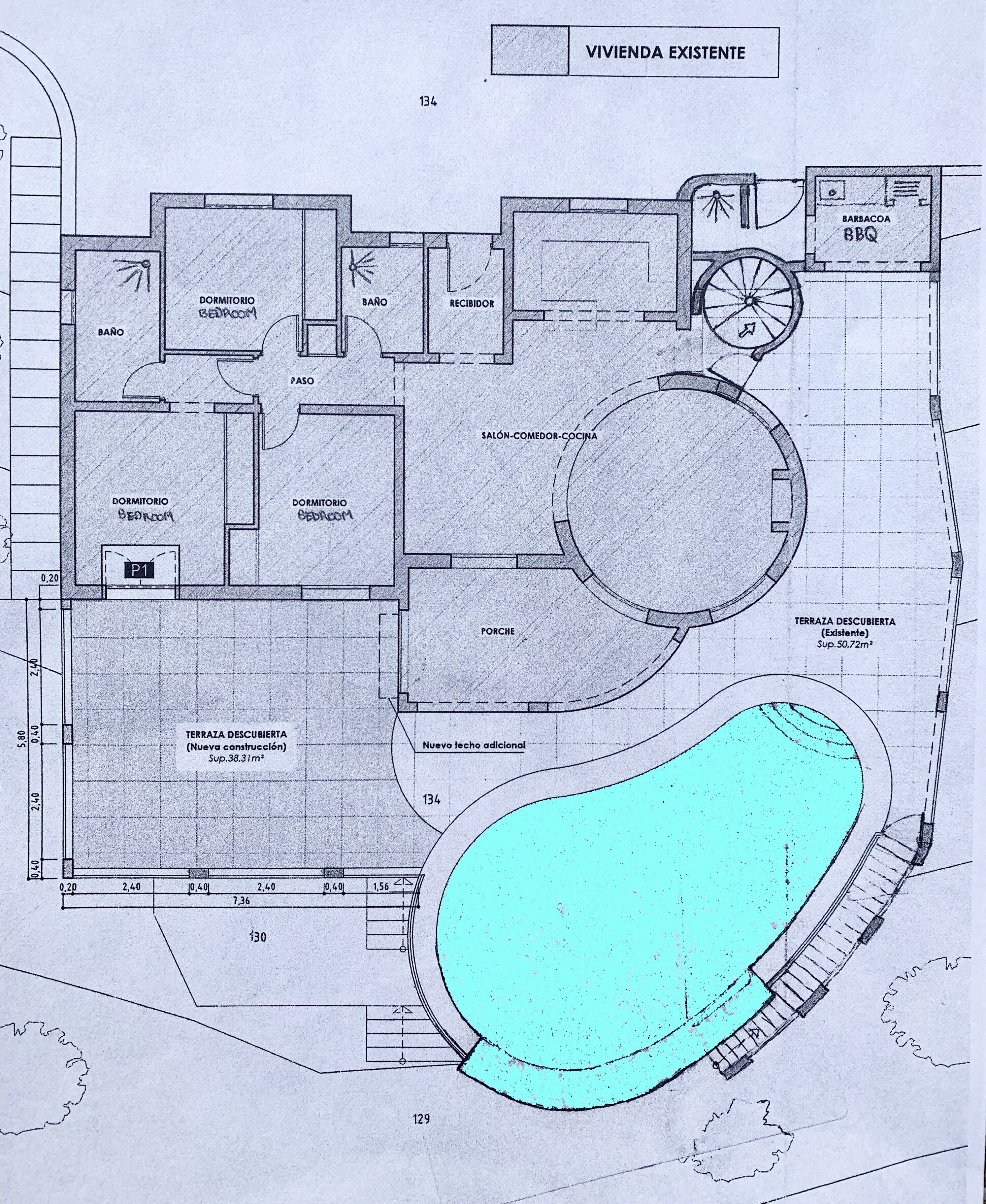 Plano de planta de un hotel que muestra zonas de construcción existentes y nuevas, incluyendo habitaciones, baños, un bar, una piscina y una zona de barbacoa.