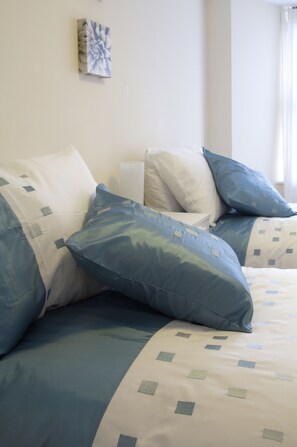 3 quartos, ferros/tábuas de passar roupa, Wi-Fi, roupa de cama