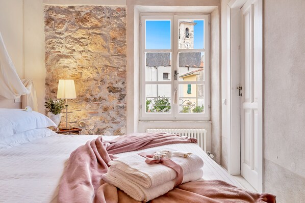 3 chambres, bureau, fer et planche à repasser, lit parapluie