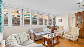 Una Smart TV, un reproductor de DVD, libros, un reproductor estéreo