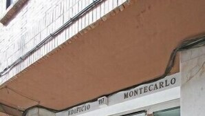 A building entrance with a sign reading "EDIFICIO 117 MONTECARLO". - AIR CONDITIONING, PORTER, CORNER, CENTRAL, WIFI, WIDE EQUIPPED ALL (Granada)