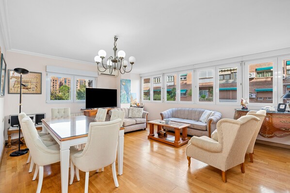 تلفزيون ذكي، مشغل دي في دي، كُتُب، ستيريو