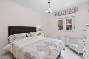 4 عدّة غرف نوم ومكواة/لوح كي وواي فاي وملاءات أسرّة