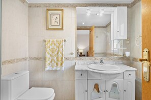 Bathtub, hair dryer, bidet, towels - AIR CONDITIONING, PORTER, CORNER, CENTRAL, WIFI, WIDE EQUIPPED ALL (Granada)