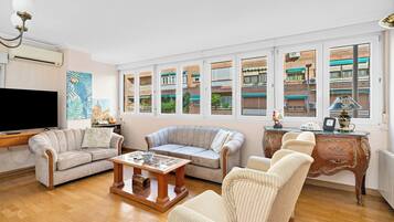 Smart TV, DVD player, books, stereo