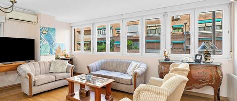 TV connectée, lecteur de DVD, livres, chaîne hi-fi