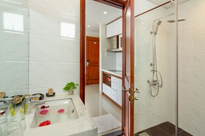 Dusche, kostenlose Toilettenartikel, Haartrockner, Hausschuhe